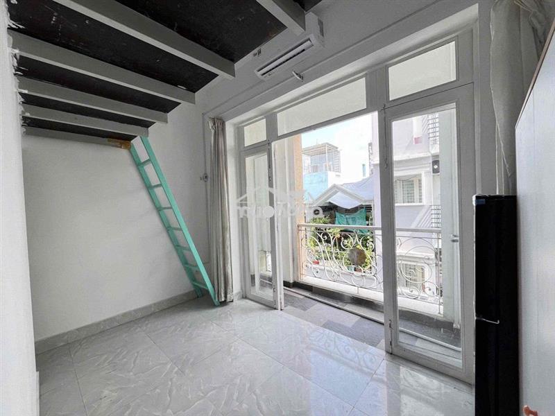 Phòng có gác ban công đối diện crescent mall quận 7