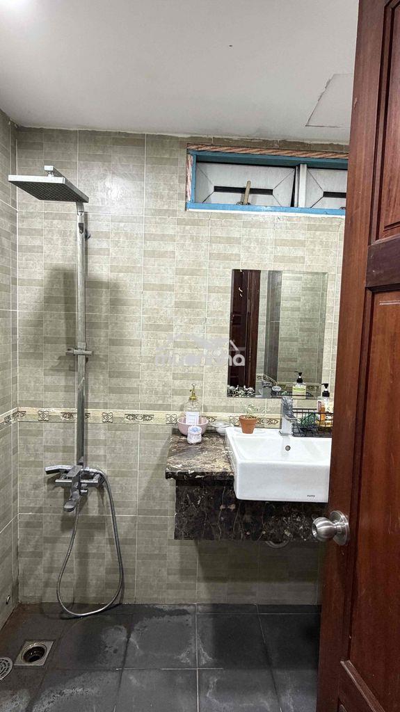 Phòng có ban công lớn - Ảnh 2
